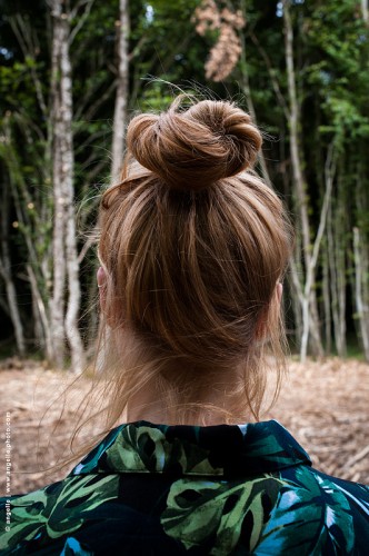 photo © angelle-jeune fille-dos-zone-devatee-foret-feuillage