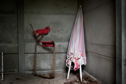 photo © angelle-abri-parasol-chaise-beton-abandon