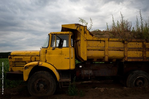 photo © angelle camion-benne-herbe-chantier-jaune-abandon