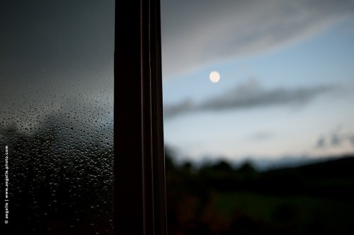 photo @ angelle-fenetre-pluie-lune-soir mélancolie beauté