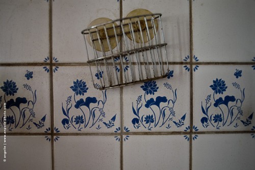 photo @angelle-porte-savon-cuisine etrange carrelage fleurs poésie