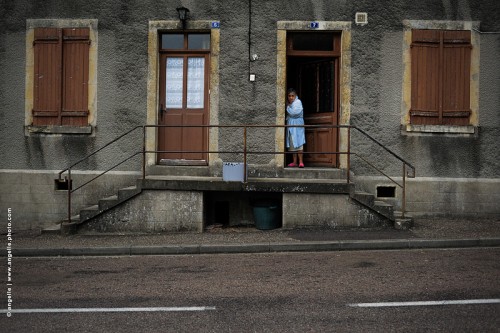 photo @ angelle-vieille-femme-maison curiosité voisinage village couleur