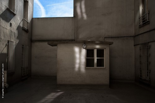 photo@ angelle -maisonette-cour-interieure reflet ciel enfermer ville immeuble