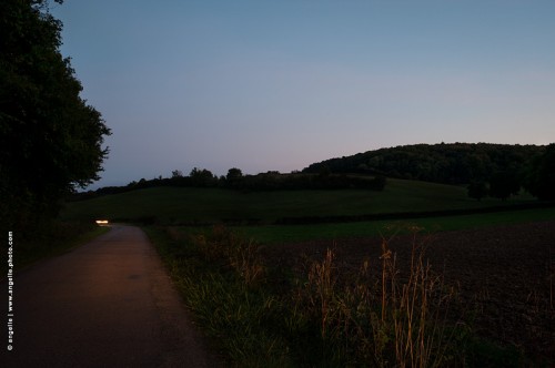 photo @ angelle -route-bondieuse-crepuscule-campagne phare paysage