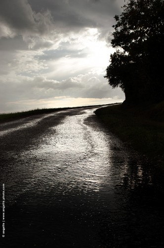 photo © angelle-gros-plan-route-pluie orage lumiere contre jour 