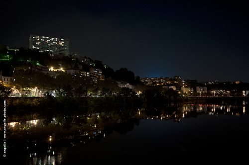 photo © angelle-lyon-ville-nuit-immeubles éclairage rives saonne