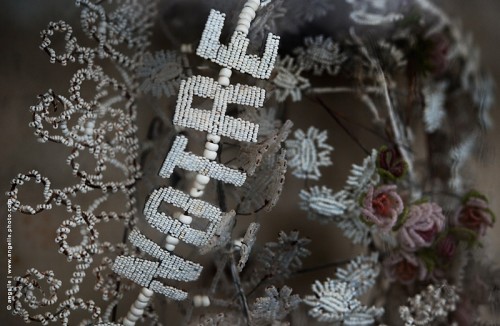 photo @ angelle -perle-cimetiere-notre-pensee mort tristesse souvenir art brut mot fleurs