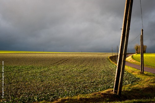 photo @ angelle champs-poteau-lumiere jaune hivers route verticalite chute route rose éclaircie nuage coup de lumiere