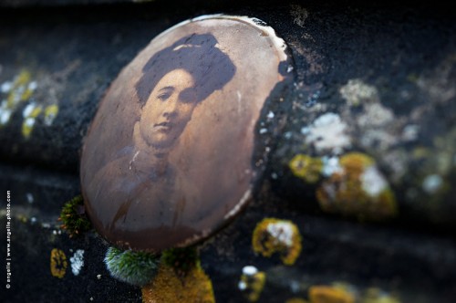 photo @ angelle -la-belle-du-cimetiere pierre mousse lichen portrait passe jeune femme faïence morte cimetiere regard viisage dialogue souvenir