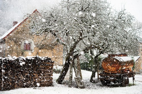 photo @ angelle-maison-bondieuse-neige hiver citerne flocons conte douceur froid paisible silence