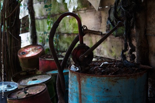 photo @ angelle -bidons-pompe-hangar- entretien- bleu- reserve-ferme-travail- stockage-decors industriel-nature