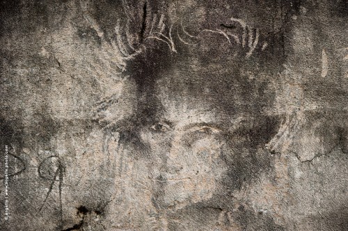 photo @ angelle -visage-poete-mousse-mur-toscanegraver gravure dessin poesie art brut art des rues échevelé gratter 