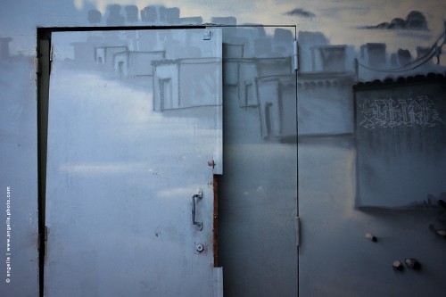 photo © angelle tag-porte-village mur ville citadin art paysage urbain