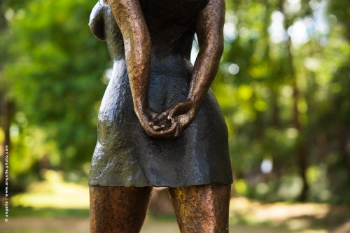 photo © angelle-buste-forges parc statue detail promeneuse mains mouvement nature dos