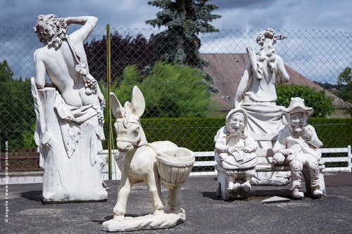 photo © angelle -statues-a-vendre dérisoire personnage mythologie mélange âne vieux ville grillage humour