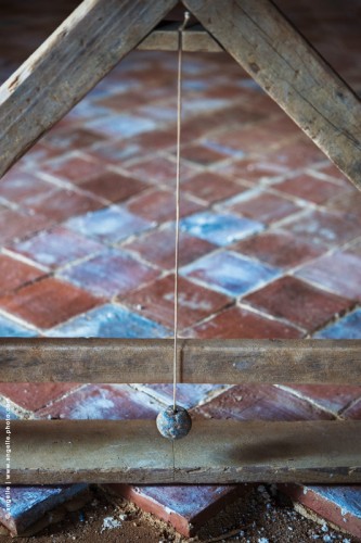photo © angelle-fil-a-plomb-medieval mesure droit outil tommettes terre cuite géométrie