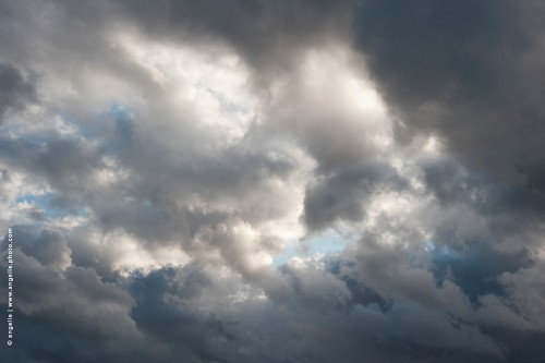 photo © angelle -nuages-denses force tempete lumiere tourmente bleu gris peinture