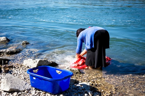 photo © angelle-femme-rhone-lessive couleur gens du voyage bassine rude nature