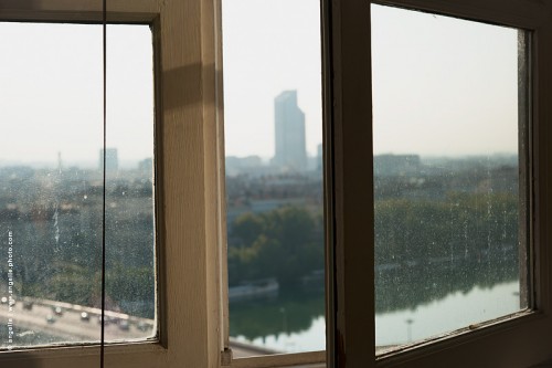 photo @ angelle-fenetre-entrouverte paysage urbain ville vue panorama rhone tour pont matin calme lumiere vitres
