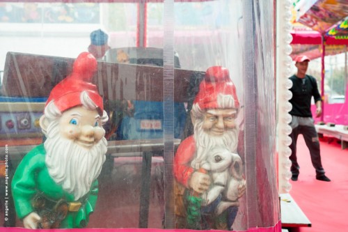 photo © angelle fete-foraine-nains-installation vide regard amusement statue incongrue connivence 