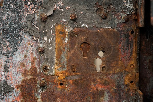 photo © angelle-porte-serrure-rouille a travers temps usure tableau couleur visserie