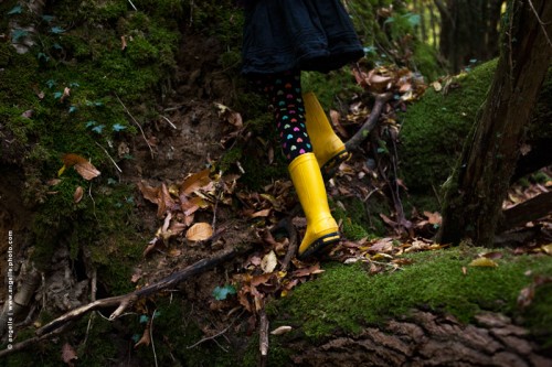 phot @ angelle-fillette-collant-coeur-foret grimper balade escalader aventure bottes jaunes couleur 