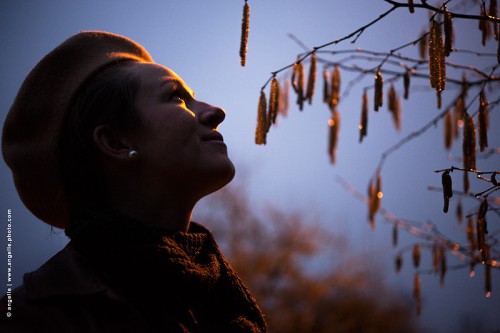 photo © angelle sophie visage femme noisetier crepuscule hivers sourire béret plaisir douceur nature naturel
