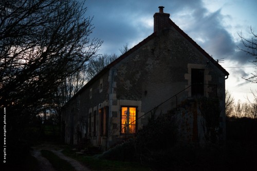 photo © angelle-maison-crepuscule- lumiere fenêtre vie soir campagne paisible attente 