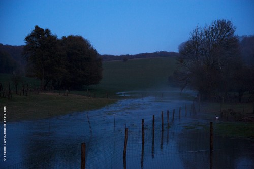 photo © angelle paysage inondation-prés élevage crepuscule barriere eau reflet campagne nuit vallée nievre