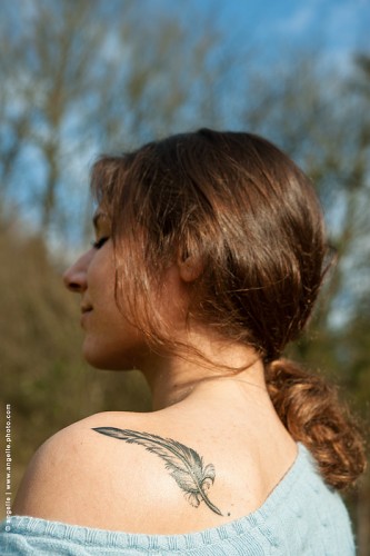 photo © angelle-plume-yeux-fermes douceur jeunesse tatouage nature soleil calme repos