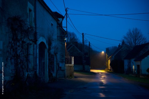 photo © angelle-bondieuse-crepuscule village rue deserte lumiere vie soirée 