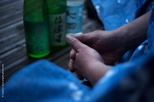 photo © angelle mains-trois bouteilles-japon discussion crepuscule degustation bleu repos