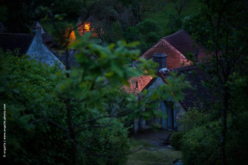 photo© angelle vue-bondieuse-terrain printemps crépuscule hauteur lumiere village verdure