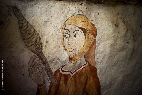 photo @ angelle peinture murale-medieval-femme tisserande métier couleur naturelle regard naïf 