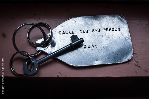 photo @ angelle clef-salle-pas-perdus gare  ancien terme metal martelé anneaux porte clef rêves cauchemar écrit 