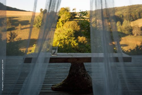 photo @ angelle-moustiquaire-verre-cafe matin table panorama soleil été douceur