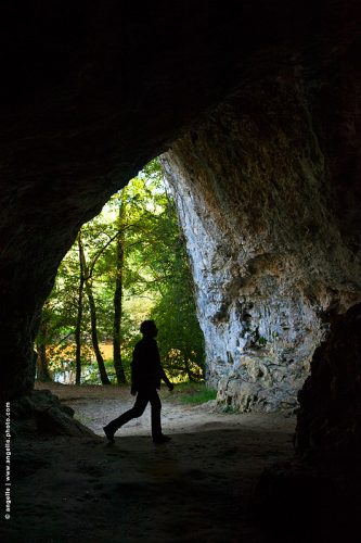 photo © angelle-silouette-grotte caverne mystere verdure fenetre pierre roche mouvement