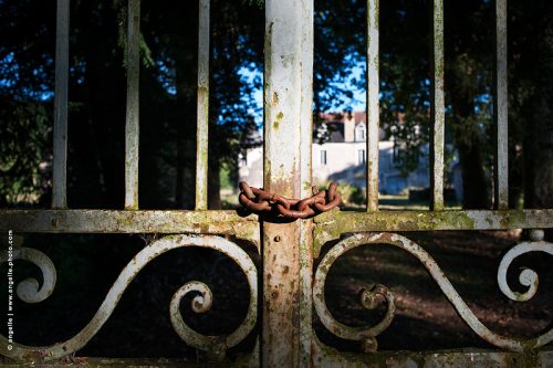 photo @ angelle-grille-chateau fermeture cadenas tour lumiere mystère histoire