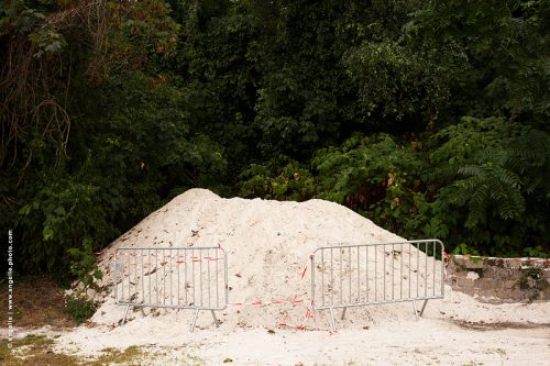 photo @ angelle-tas-sable-parc barrière végétation dense construire retenir blanc vert