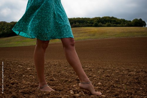 photo @ angelle-jambes-jambes-au-champfin été labour terre grâce robe brise campagne