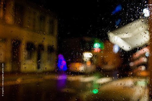 photo © angelle-cessy-magasin-nuit village fenêtre lumiere rue pluie