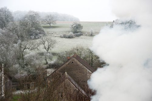 photo © angelle fumee-paysage-maison-village feu givre hivers froid chaud