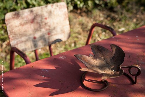photo © angelle table premier soleil feuille fer jardin vacances