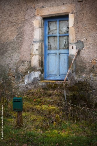 angelle © photo porte bleu campagne abandon mousse boite aux lettres ferme poésie triste 