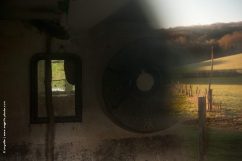 photo © angelle reflet vitre ferme pré  glace perspective confusion