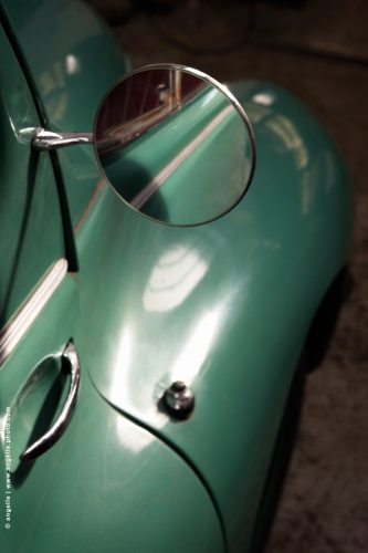 photo © angelle voiture ancienne simca 4CV verte rondeur taule garage retroviseur reflet passé 