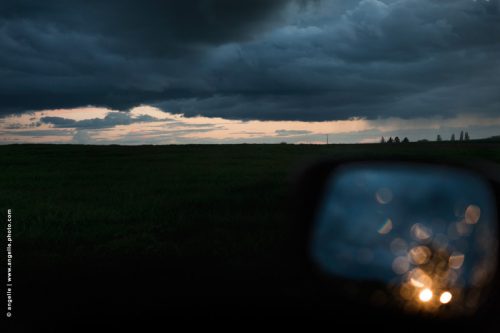 photo © angelle voiture rétro nuit voiture route voyage suivi orage nuages