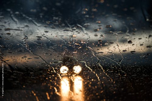 photo © angelle pluie orage voiture route crépuscule pluie gouttes lumiere yeux