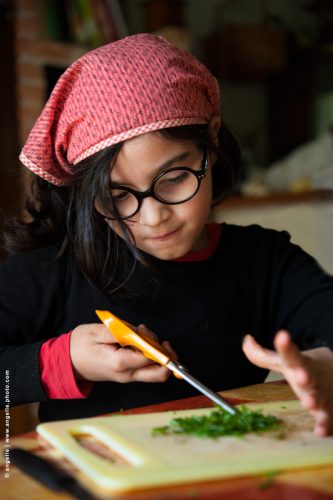 photo © angelle enfance cuisine concentration ciseau ciboulette printemps