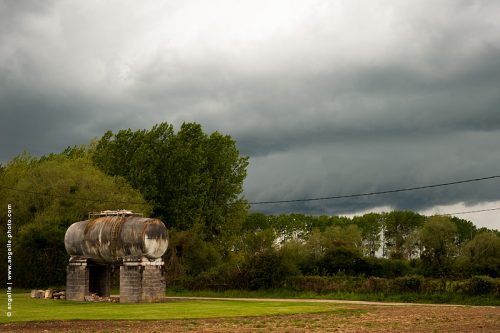 photo © angelle citerne piloti parpaing arbre orage nuages vent insolite etrange campagne